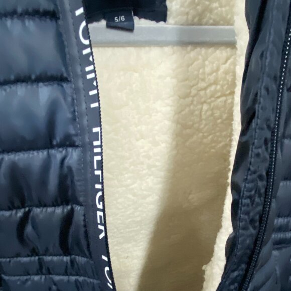 NWT! Tommy Hilfiger Girls Hooded Puffer Jacket  Size 5/6 - Picture 5 of 5